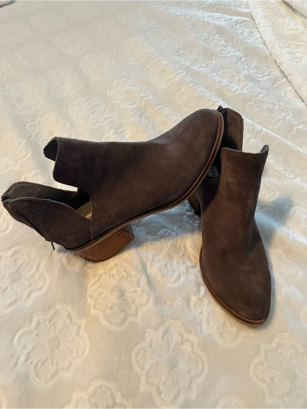 Steve Madden grey Women’s Suede Ankle Booties sz 6.5